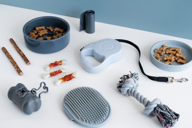 Hundtillbehör med matskålar, godis, koppel, leksaker och borste